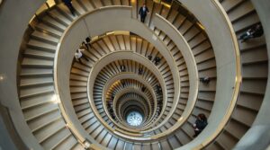 Vue plongeante d'un escalier en colimaçon avec des personnes